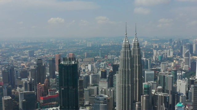 晴朗的一天吉隆坡市区著名的高塔航拍4k马来西亚全景视频下载