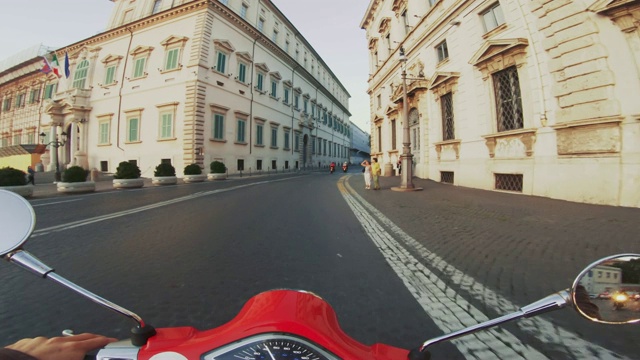 骑摩托车:在罗马市中心骑摩托车视频素材