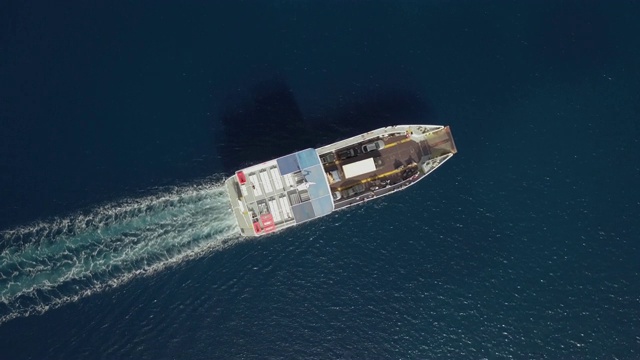 鸟瞰图上的渡轮和汽车行驶在地中海，希腊。视频素材