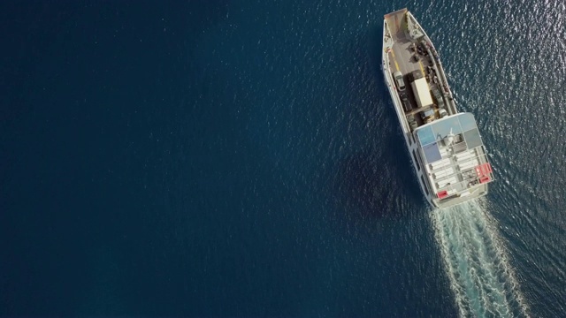 鸟瞰图上的渡轮和汽车行驶在地中海，希腊。视频素材