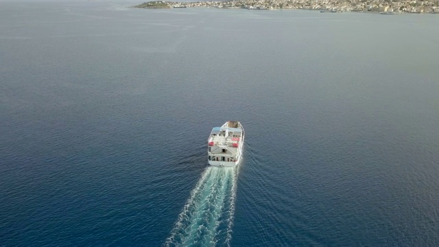 鸟瞰图，在地中海与汽车轮渡，希腊。视频素材