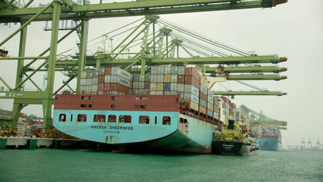 集装箱船在新加坡港装货视频素材