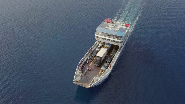 鸟瞰图渡船与汽车在地中海，科斯塔，希腊。视频下载