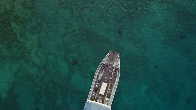 希腊科斯塔地中海上载着汽车的渡轮鸟瞰图。视频素材