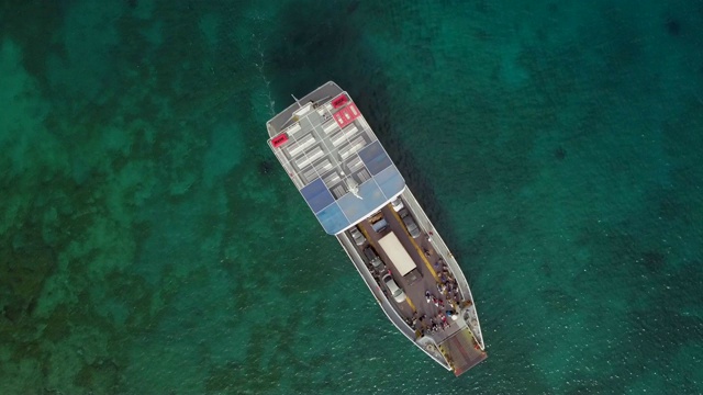 希腊科斯塔，地中海上的渡船和汽车的鸟瞰图。视频素材