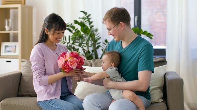 幸福的家庭，鲜花和家里的小男孩视频下载
