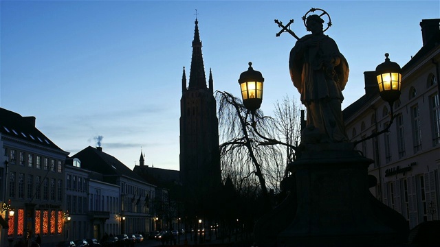 比利时布鲁日:圣诞期间黄昏时分的老城中心视频下载