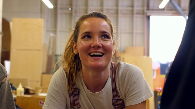 CU微笑的木工与团队在木工车间讨论项目视频素材