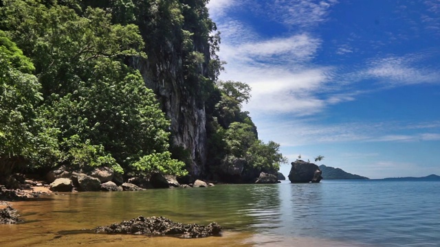 翠绿的海水，遥远的岛屿，Ko Talabeng，甲米省，泰国视频素材