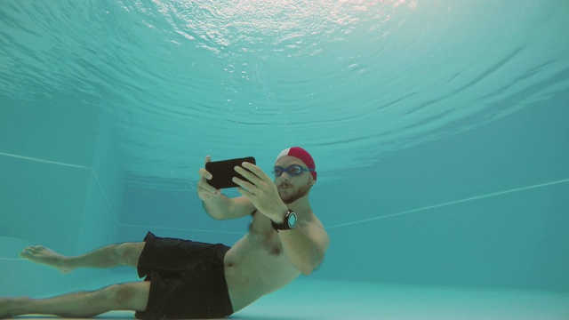 工作狂用手机自拍水下视频素材
