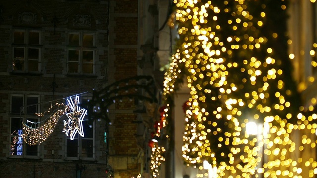 比利时布鲁日:古老的市中心被圣诞彩灯照亮视频下载