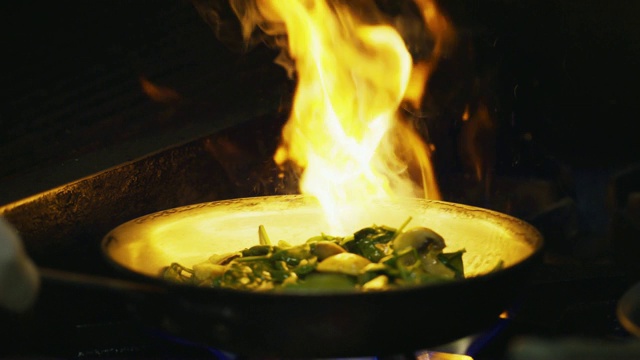 慢动作火焰菠菜和蘑菇在商业范围视频素材