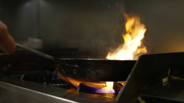 商业厨房油锅里的虾和蘑菇火的慢镜头视频素材