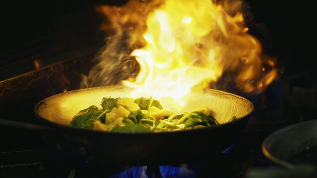 慢动作火焰菠菜和蘑菇在商业范围视频下载