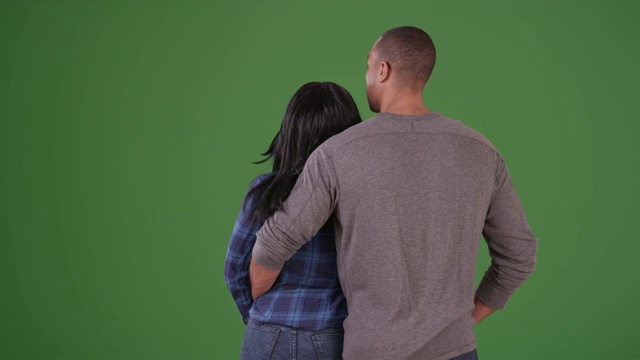 一对可爱的黑人情侣在绿色的屏幕上遥望远方视频下载