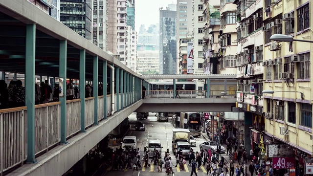 人群商店漫步在孟角市场路在香港城市，时间流逝视频素材