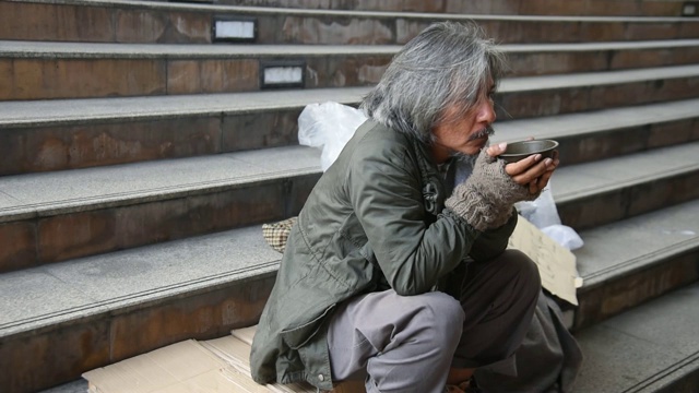 那个无家可归的人正坐着，想着别的事情视频下载