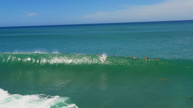鸟瞰图蓝色海洋和人体冲浪者在管道，夏威夷抓浪视频下载