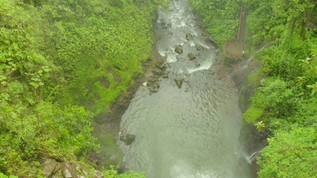 航拍:迷雾丛林中的美丽瀑布视频素材