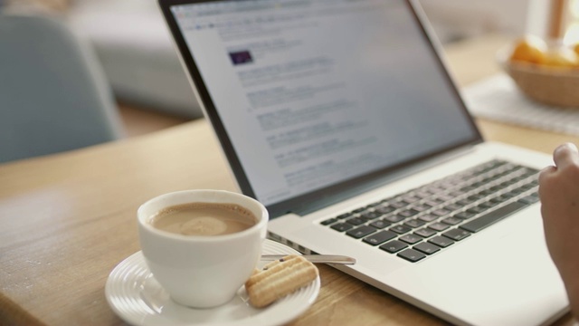 微软咖啡和饼干放在笔记本电脑旁边视频素材