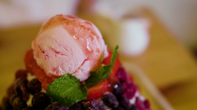 将草莓酱倒入混合水果浆果冰苏或冰苏，韩式刨冰甜点与甜配料视频素材
