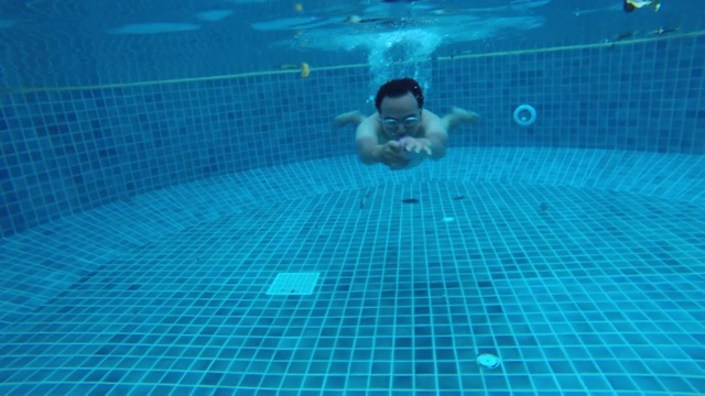人在水下游泳视频素材