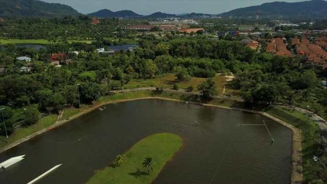 阳光明媚的日子普吉岛著名的尾流公园空中全景4k泰国视频素材