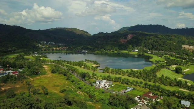 阳光明媚的日子普吉岛著名的尾流公园空中全景4k泰国视频素材