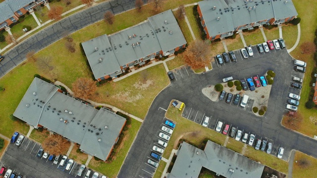 航拍住宅发展与屋顶非常接近的社区视频下载