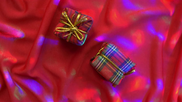 红色礼品盒，丝绸背景和灯光视频下载