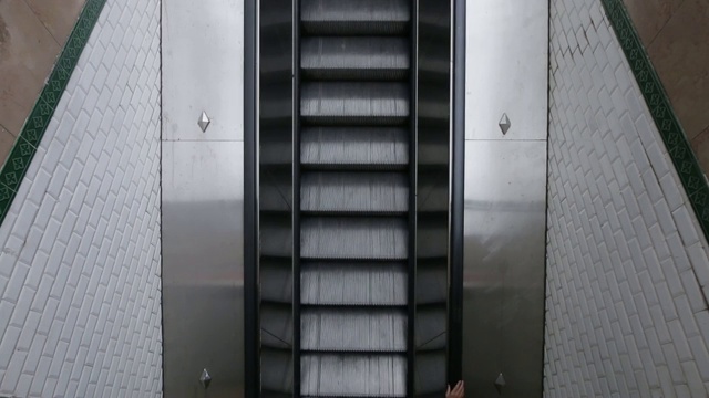 地铁上下移动的自动扶梯视图。男人上自动扶梯视频下载