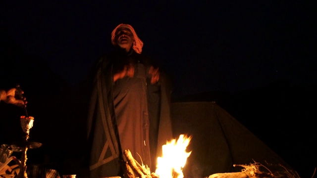 扎拉比亚贝都因人讲故事和唱当地民间歌曲围绕篝火在瓦迪拉姆沙漠视频下载
