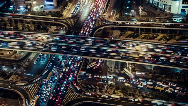 T/L WS HA PAN高峰时间的多条高速公路在晚上的交通/北京，中国视频素材