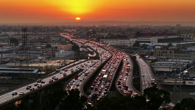洛杉矶高速公路上的橙色夕阳视频下载