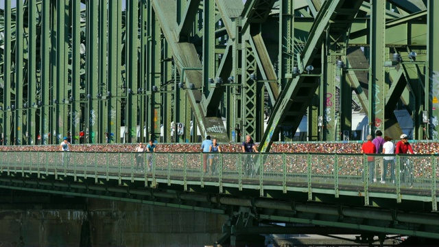 科隆市中心的霍亨索伦桥视频素材