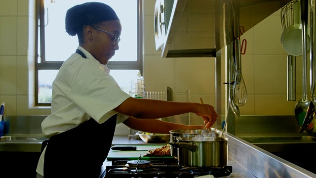 女厨师在4k餐厅厨房做饭视频下载