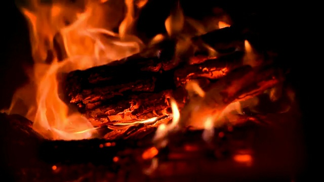 在壁炉里燃烧木头视频素材
