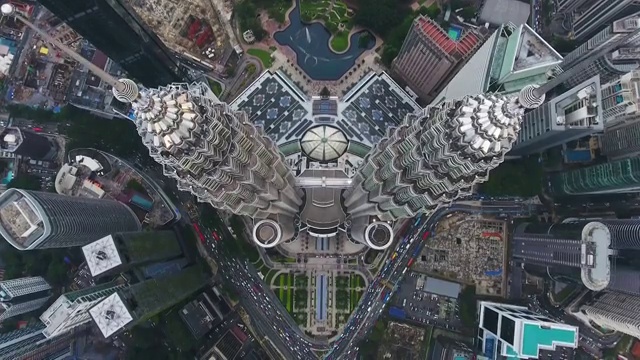 从无人机上看马来西亚国家石油公司的双子塔视频下载