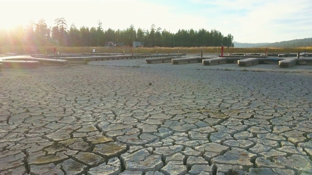 加利福尼亚干旱-在日落时分，干涸的湖床码头显露出来视频下载