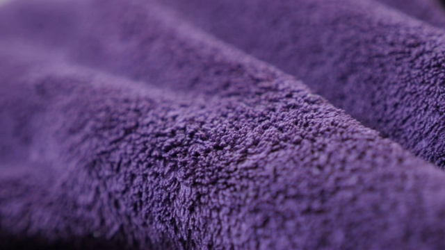 装饰紫色极地羊毛特写4K 2160p 30fps超高清摇镜头-慢摇在合成纤维的温暖紫罗兰毯3840X2160超高清视频视频素材