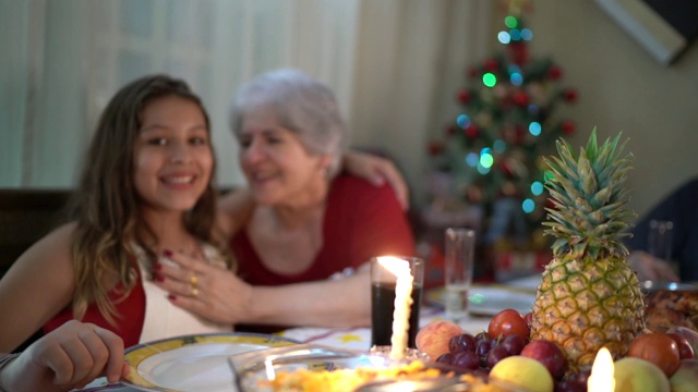 祖母和孙女肖像在圣诞晚餐视频素材