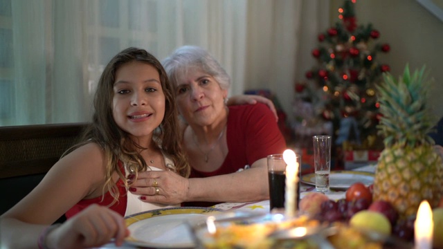 祖母和孙女肖像在圣诞晚餐视频素材