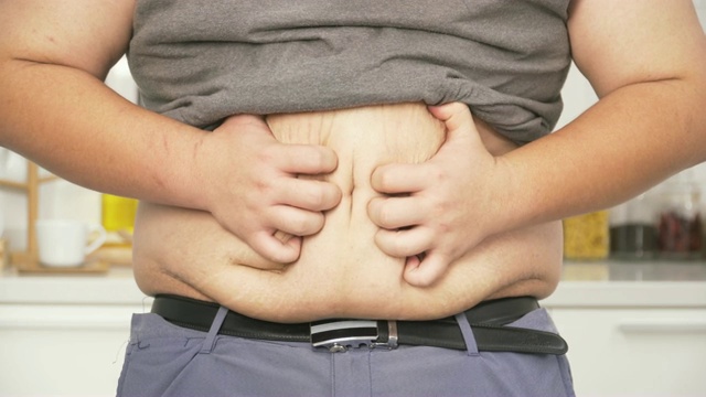 特写正面视图:泰国超重男子的肚子上感到焦虑视频下载