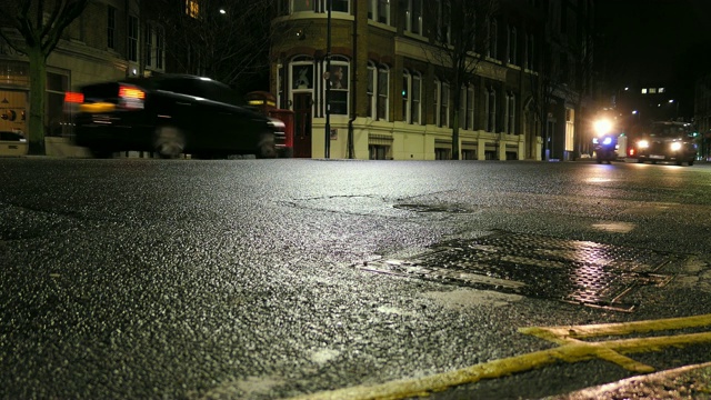 夜间伦敦街道上的汽车行驶视频下载