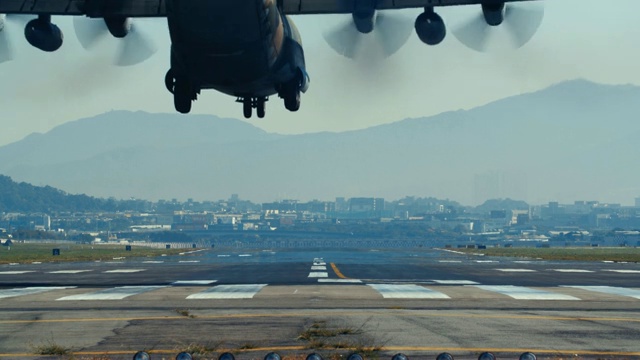 军用运输机从头顶飞过视频下载