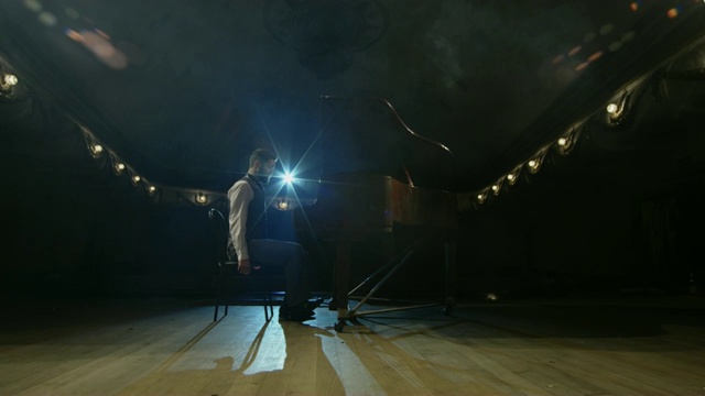 钢琴家走向舞台上的钢琴视频素材