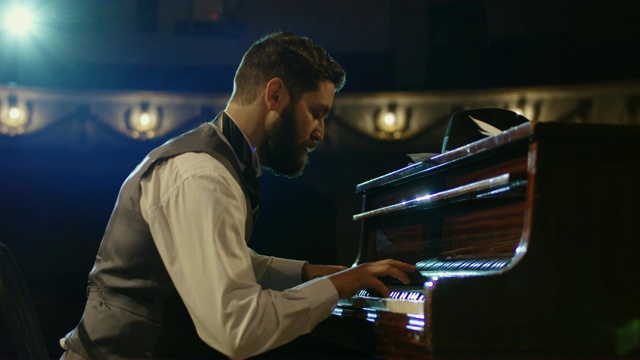 在舞台上弹钢琴的男人视频素材