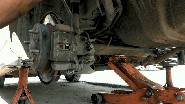 4K:汽车修理工正在修理汽车车轮刹车片和更换汽车刹车片视频素材