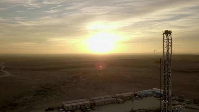 西德克萨斯特拉华河流域水力压裂钻井平台在黄昏，无人机射击视频下载