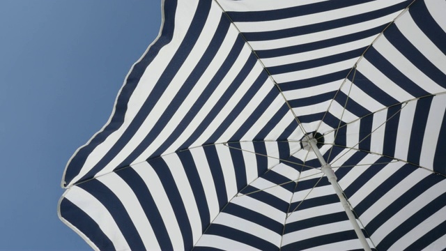 蓝色和白色沙滩遮阳伞带催眠效果3840X2160超高清视频视频下载